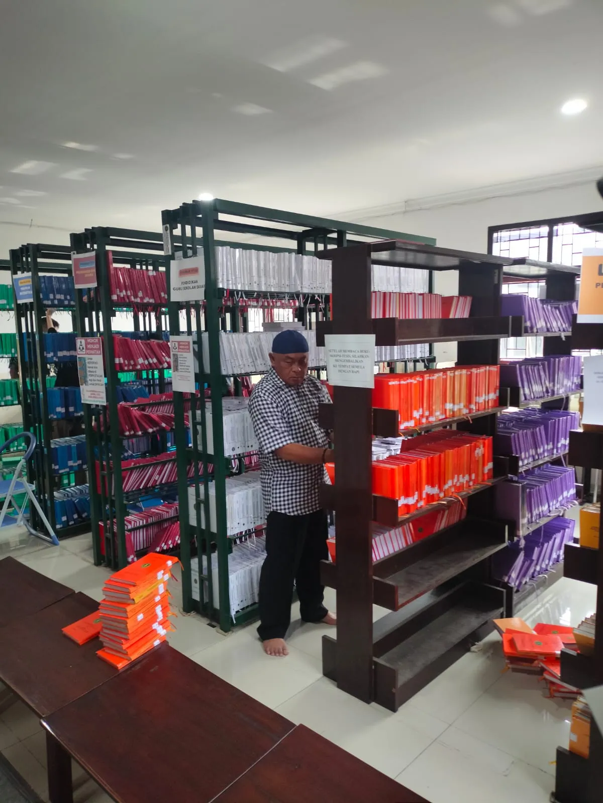Bersih-Bersih dan Merapikan Bahan Pustaka