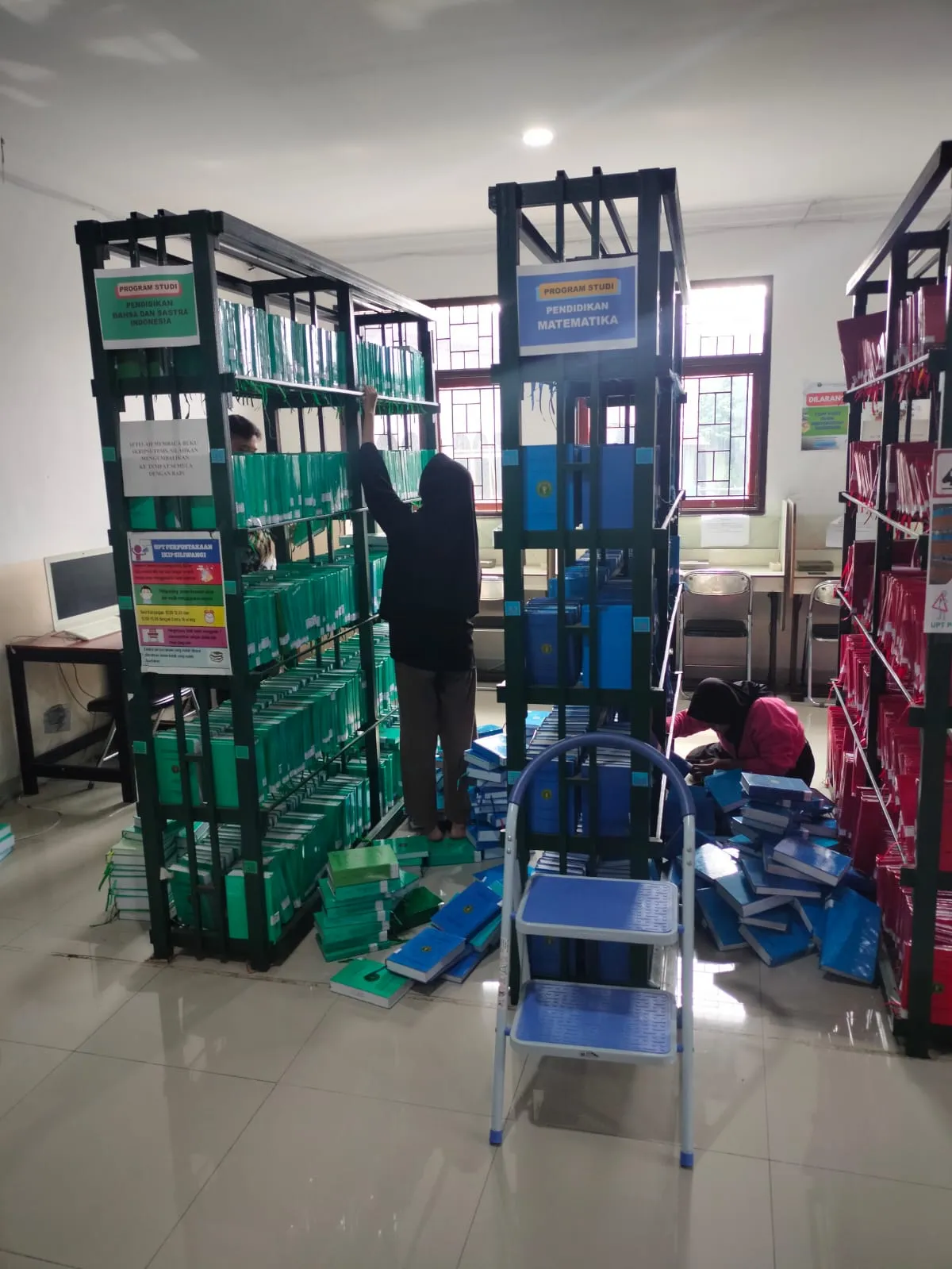 Bersih-Bersih dan Merapikan Bahan Pustaka