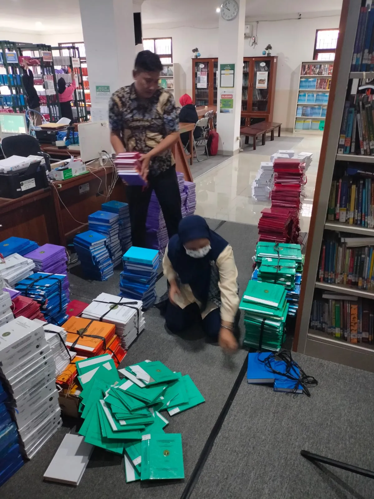 Bersih-Bersih dan Merapikan Bahan Pustaka